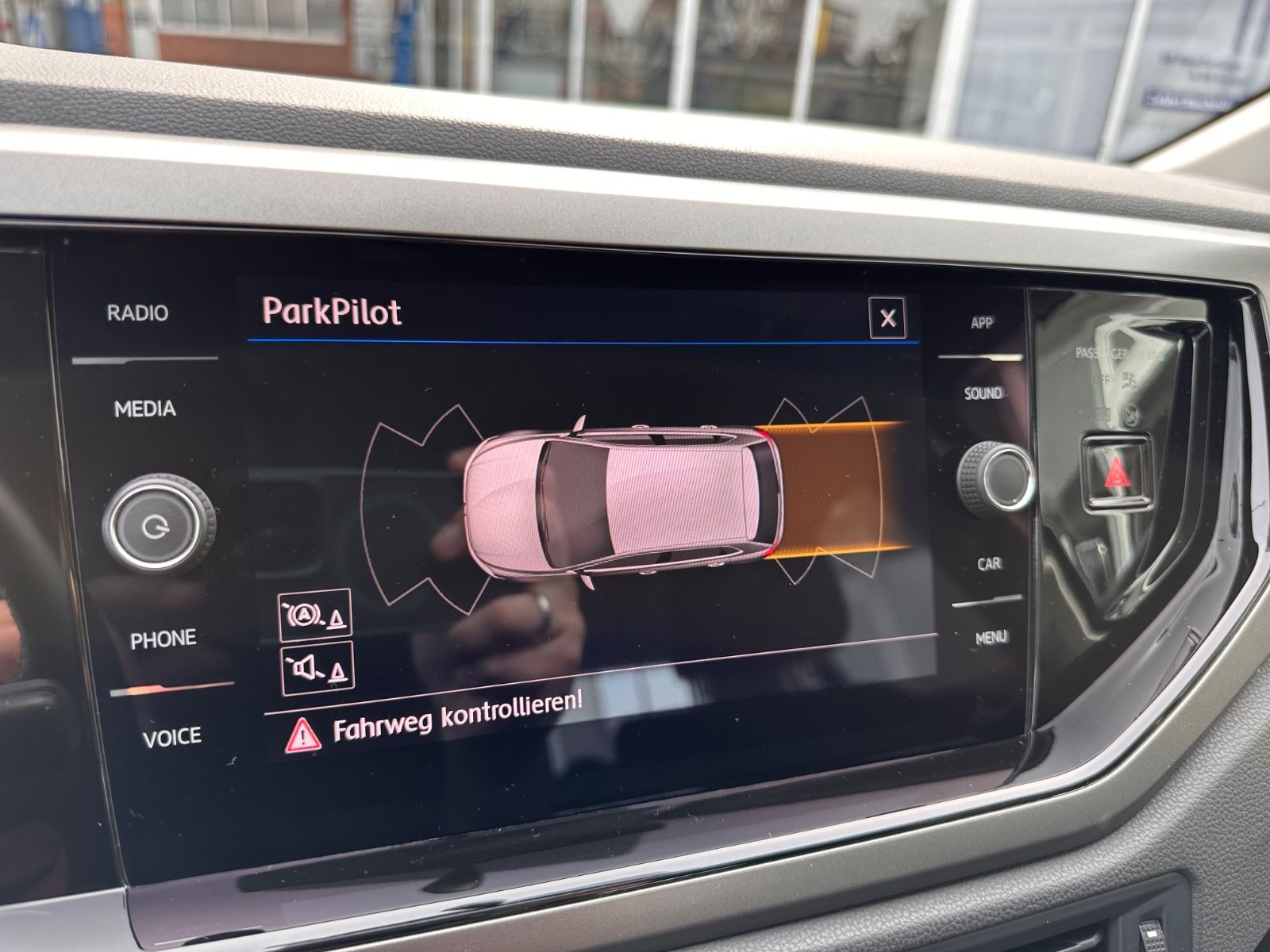 Fahrzeugabbildung Volkswagen Polo 1.0 TSI Comfortline APP/SHZG/GJR/PDC