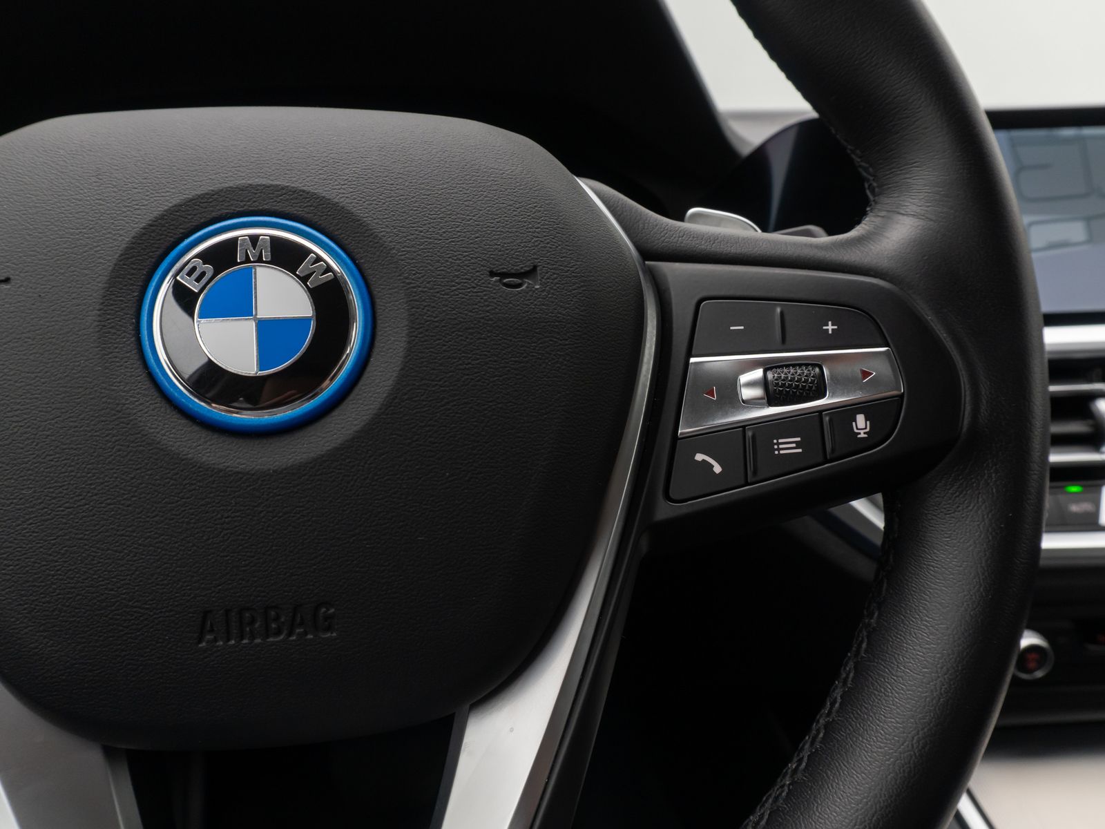 Fahrzeugabbildung BMW 330e Sport Line 360°Alarm HUD DAB HiFi Fernlicht