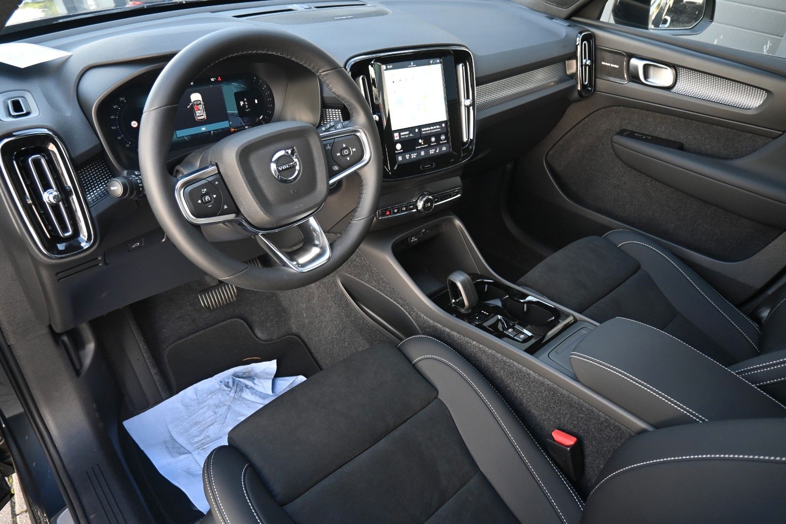 Fahrzeugabbildung Volvo XC40 B4 DKG Ultra Black Edition*STDHZG*360°*ACC