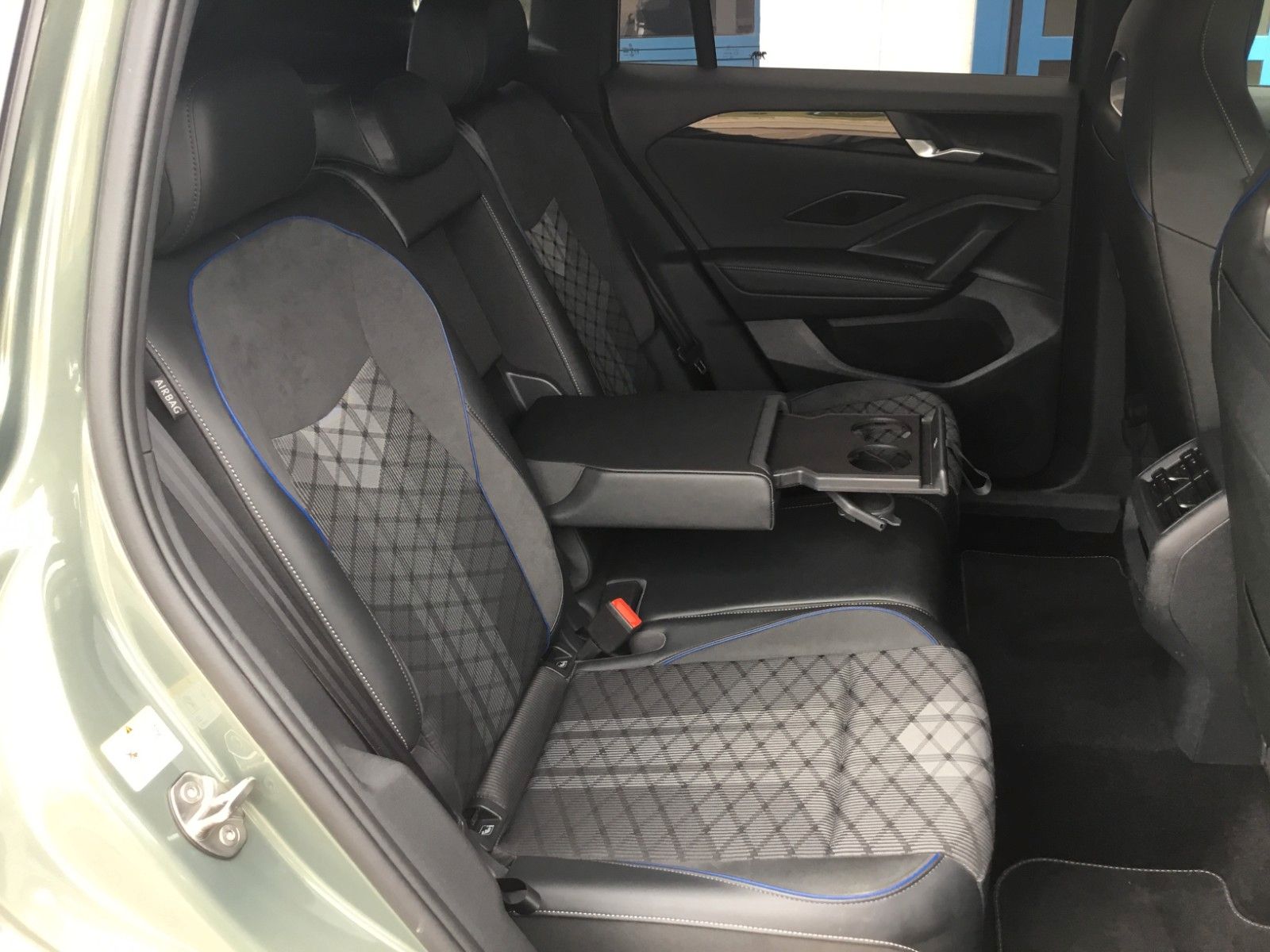 Fahrzeugabbildung Volkswagen Tiguan 2.0 TDI DSG 4M R-Line+AHK+20"+Matrix+Pano