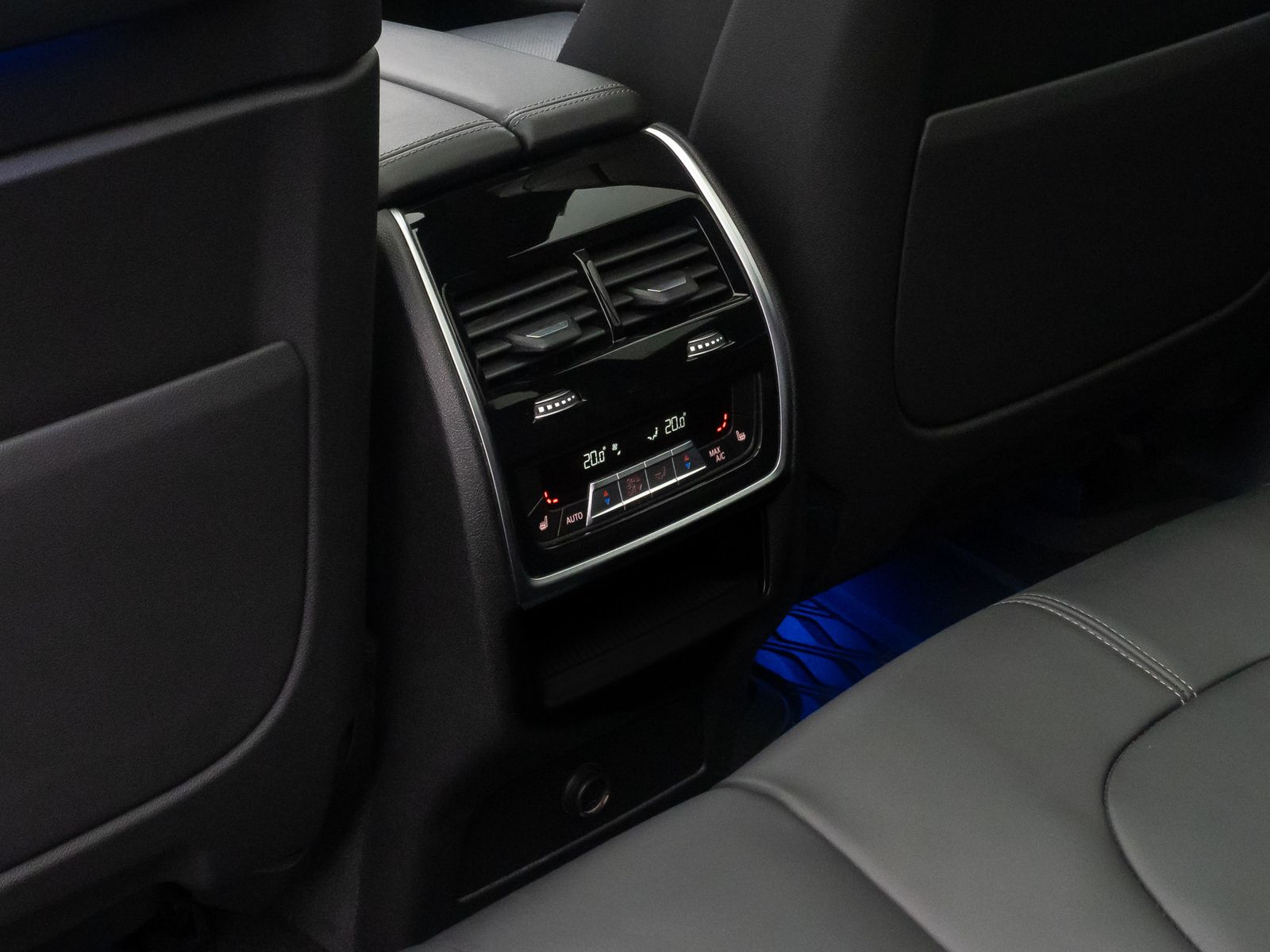 Fahrzeugabbildung BMW X5 M50i 360&deg; HUD Laser SoftCl DispKey Panorama