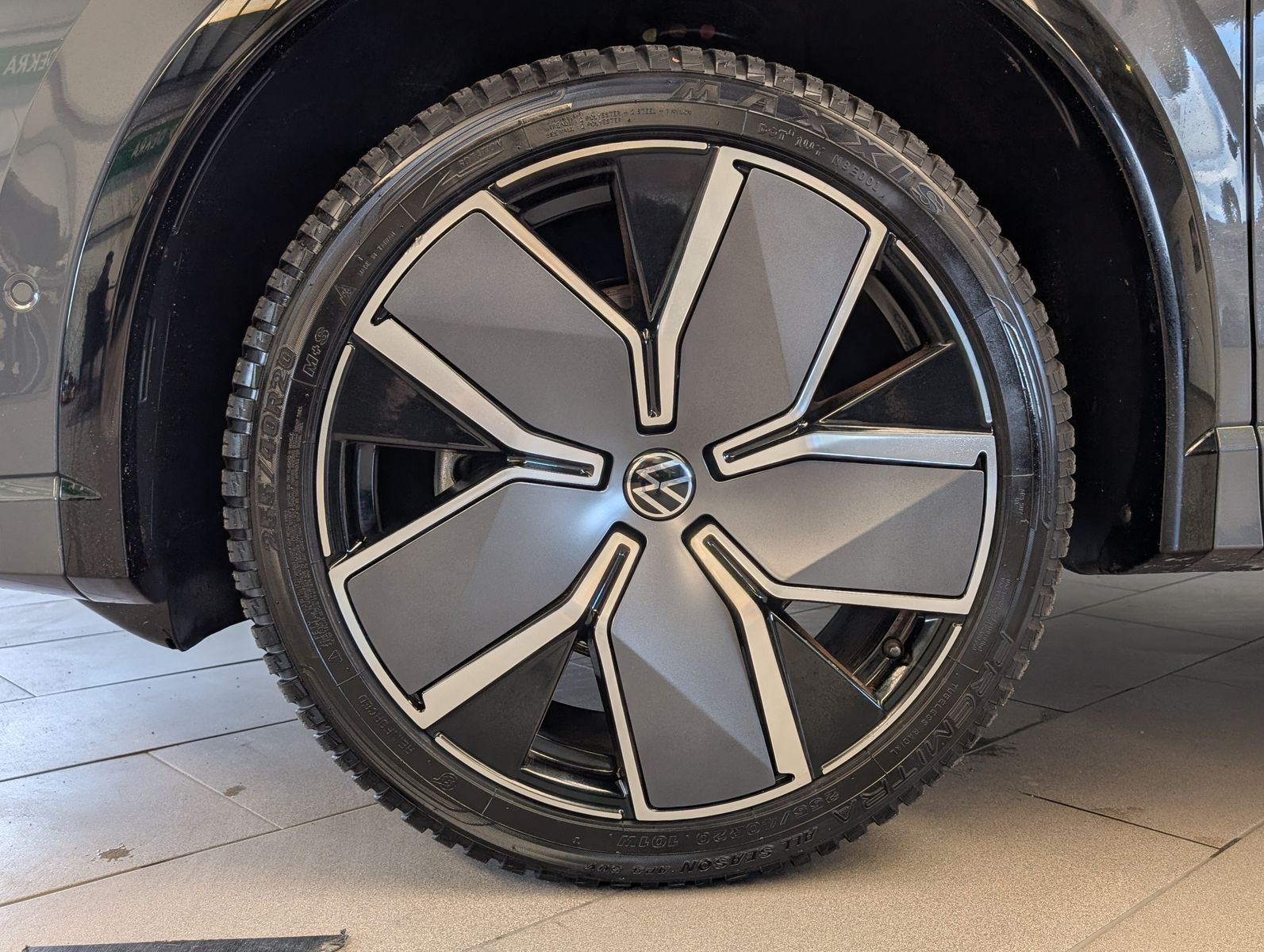 Fahrzeugabbildung Volkswagen Tiguan 2.0TDI R-Line 4M Pano H/K AHK Matrix 20"