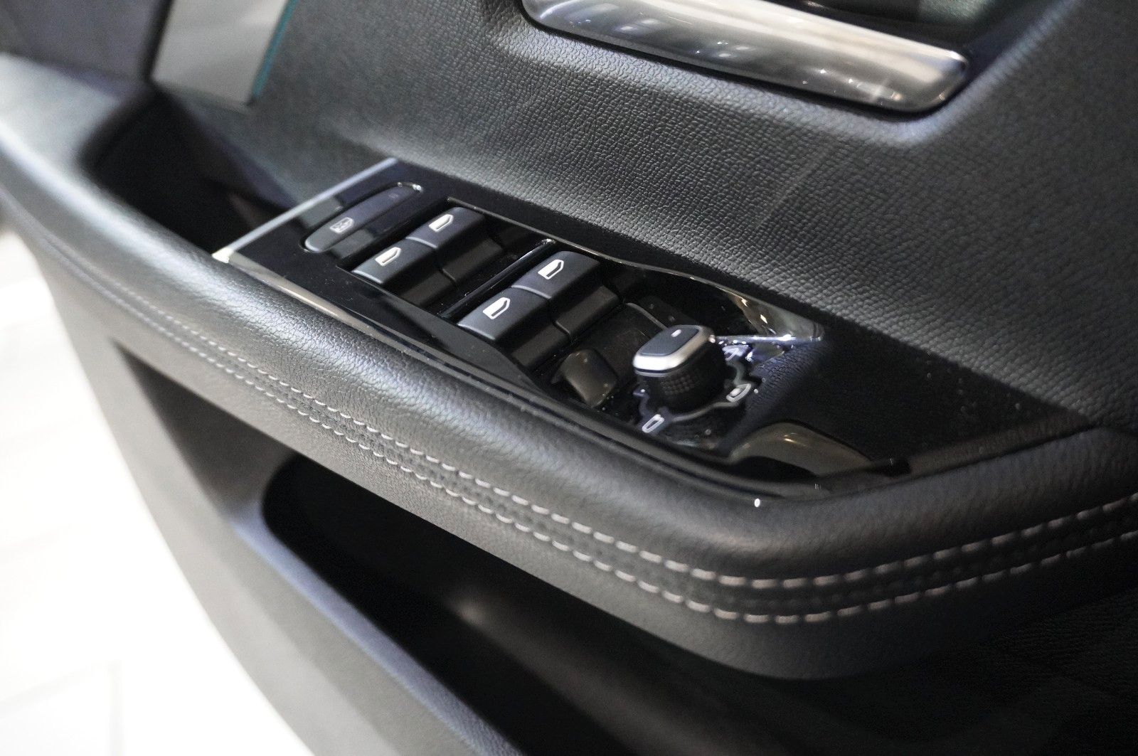 Fahrzeugabbildung Opel Astra ST 1.2T ULTIMATE NAVI/LED/PANO./SPORT/DAB+