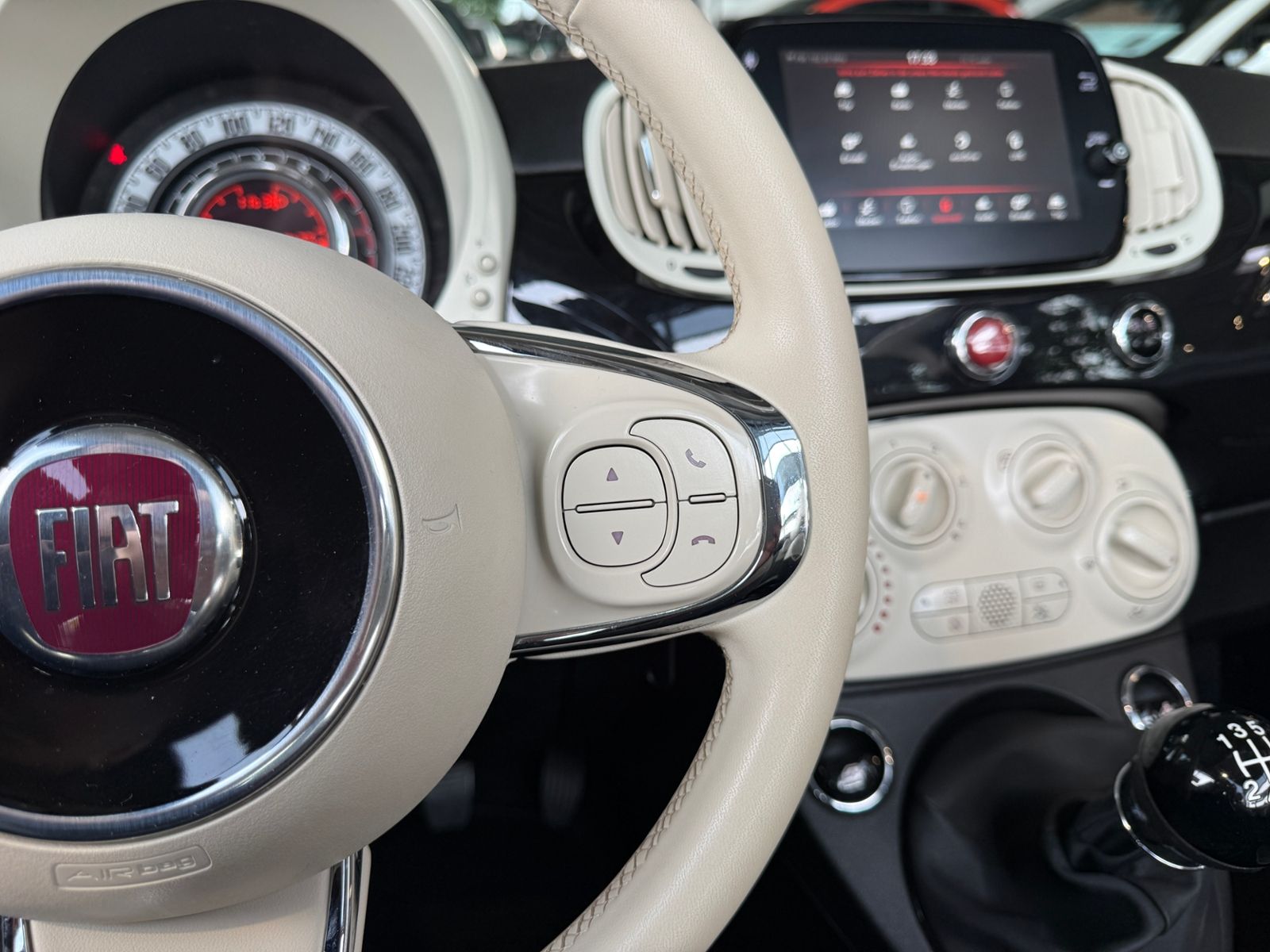 Fahrzeugabbildung Fiat 500C Lounge NAVI PDC ALU