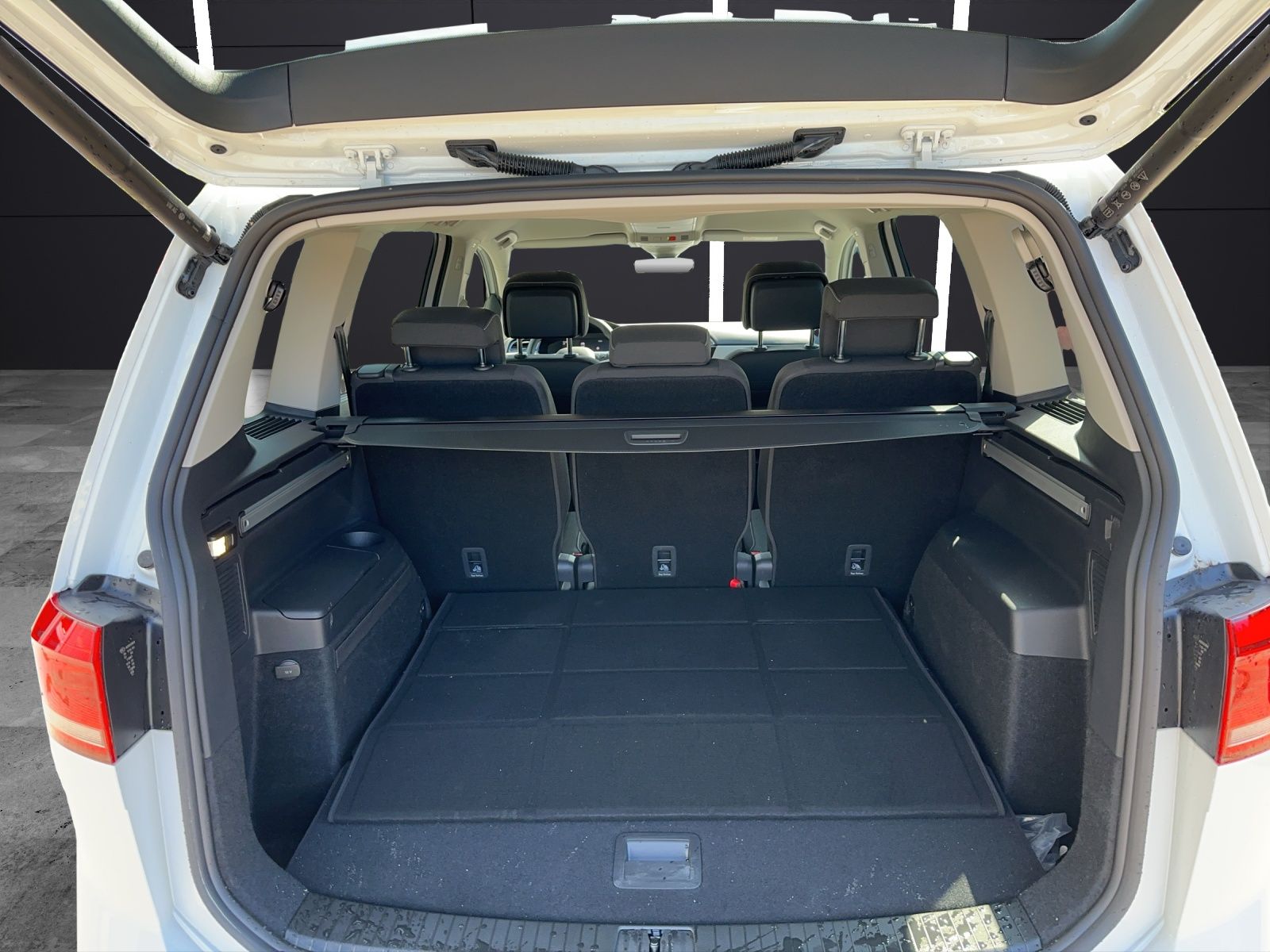 Fahrzeugabbildung Volkswagen Touran Move TDI DSG 7-Sitzer Matrix ACC 17" SHZ