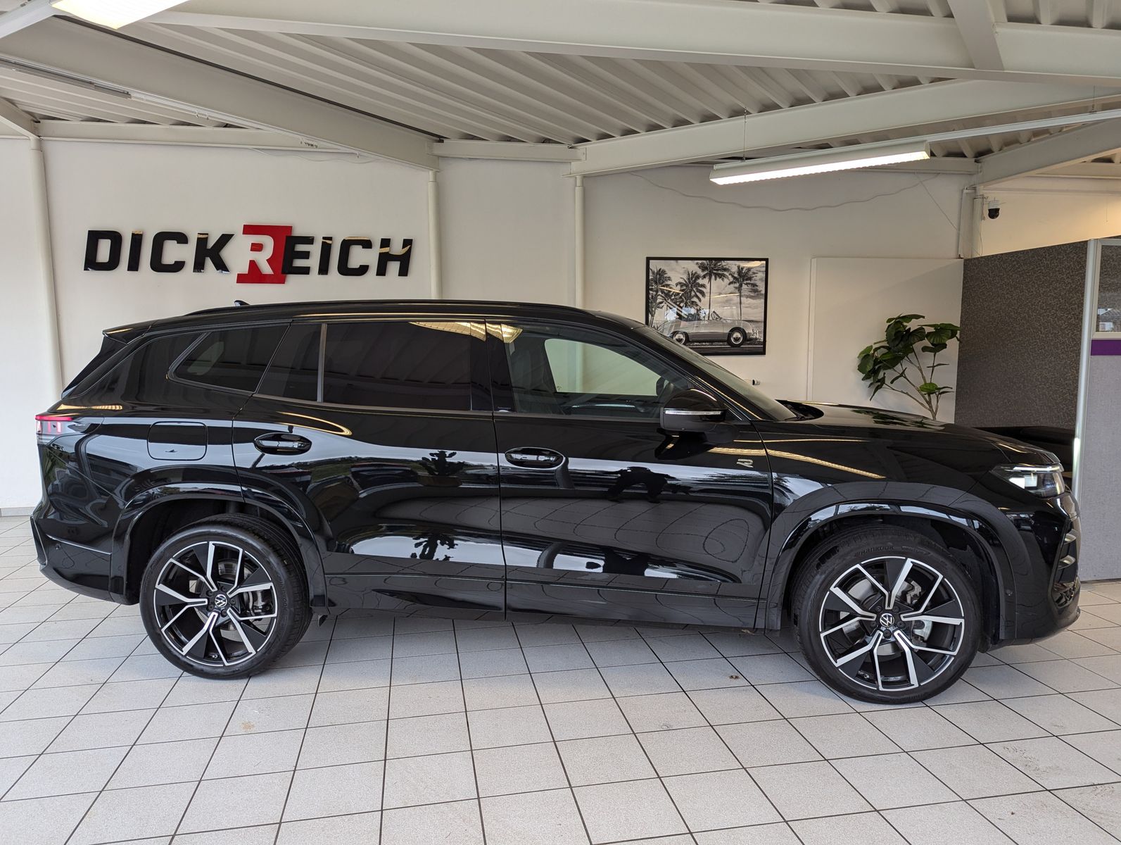 VW Tayron 2.0TDI 4M R-Line Launch Pano Black AHK 20 - Image 8