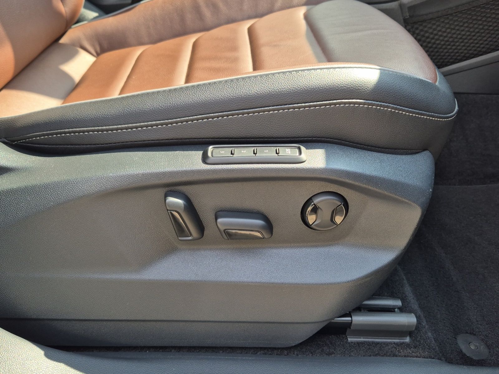 Fahrzeugabbildung Volkswagen Tiguan Elegance TSI DSG MATRIX NAVI RFK