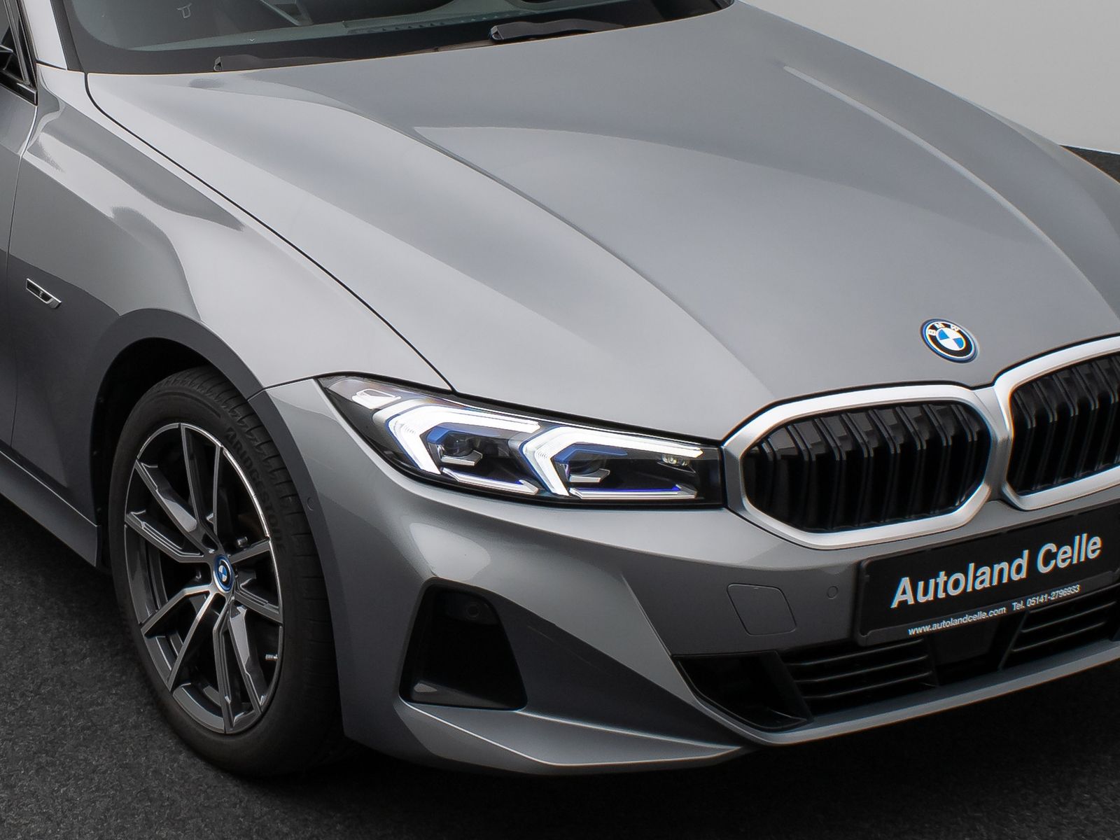 Fahrzeugabbildung BMW 330e Panorama Kamera HUD DAB HiFi AHK Sport Lede