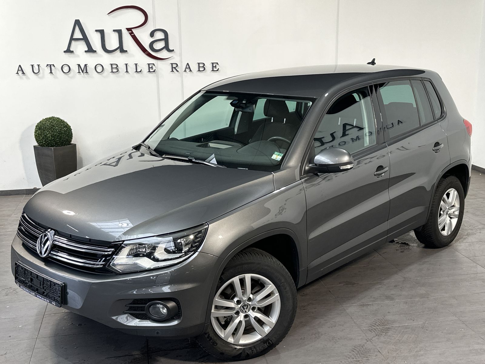 Fahrzeugabbildung Volkswagen Tiguan 2.0 TDI DSG Track&Field 4M NAV+XEN+AHK+KA