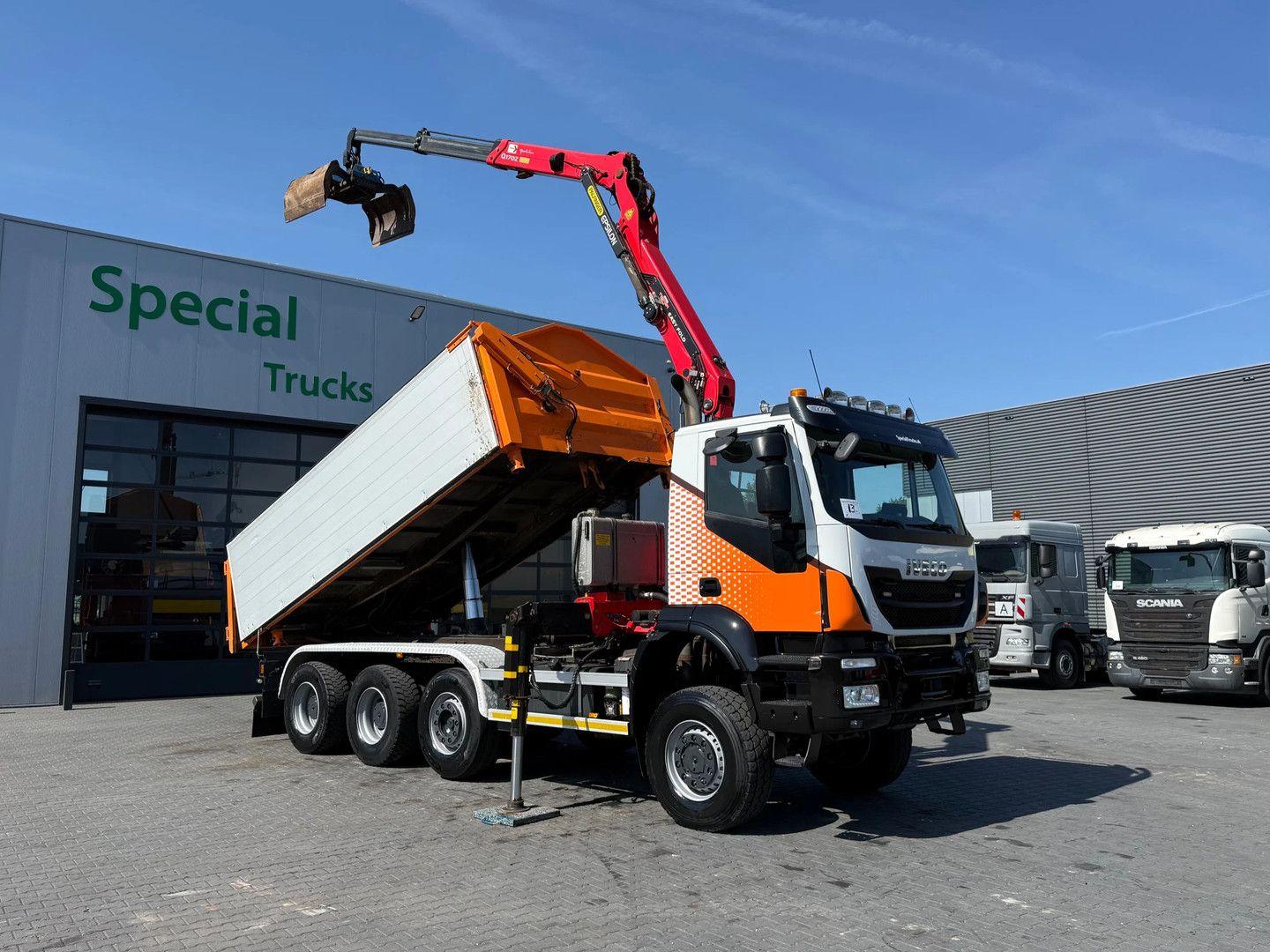 Iveco Trakker 8x6 / 3 Zijdige PN kipper / Palfinger Ep