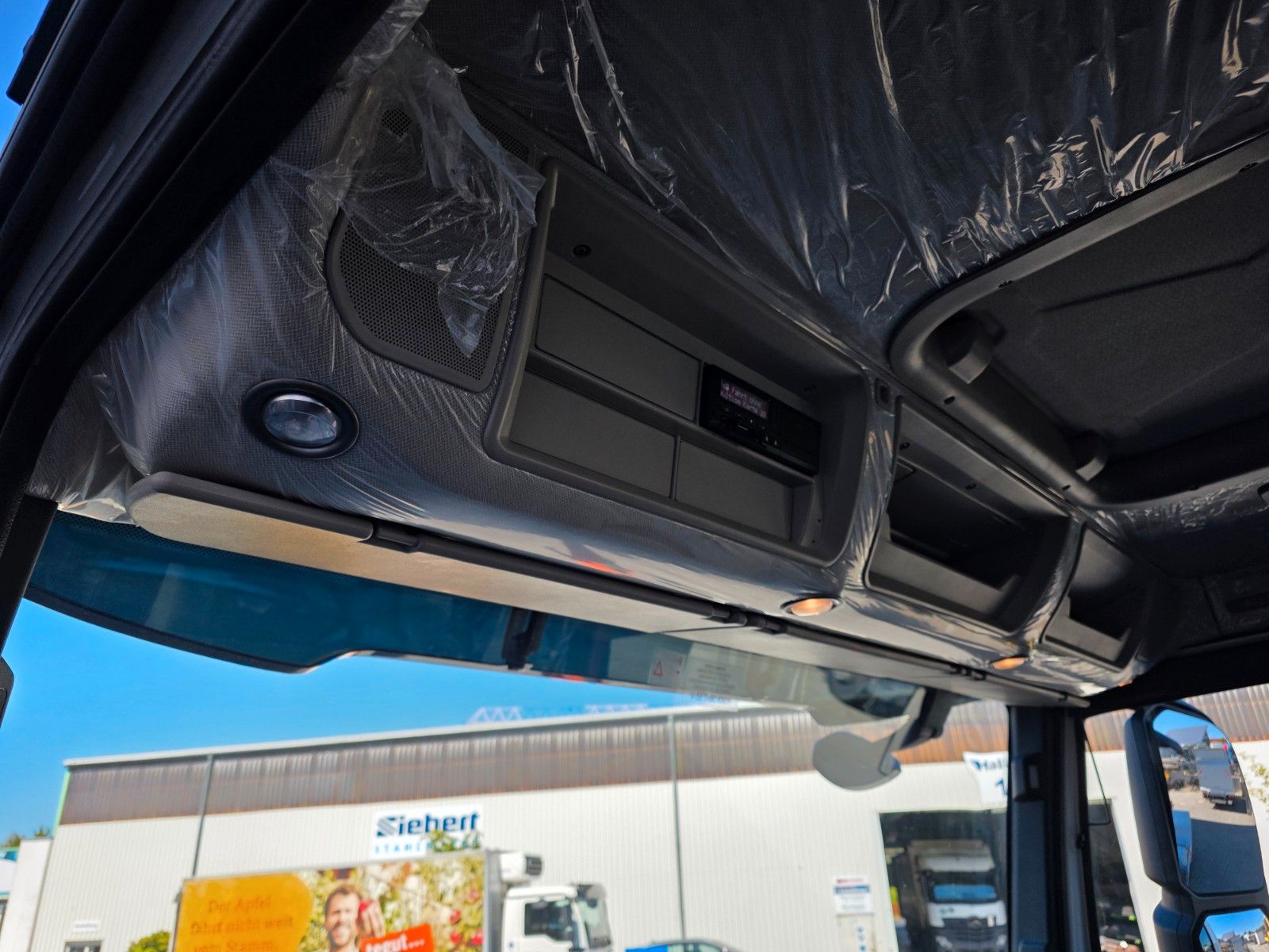 Fahrzeugabbildung Iveco X-Way AD320X46BZ OFF 8x4 Hiab ULT26S53-W-ITF Alu