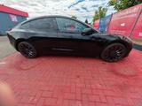 Tesla Model 3 Allradantrieb mit Dualmotor Performa...