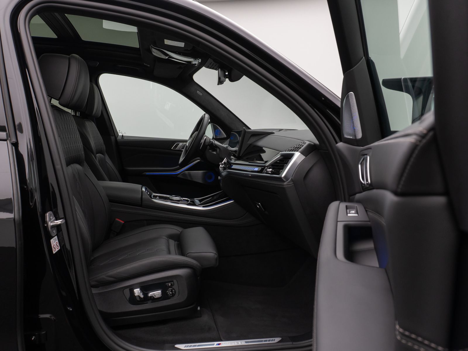 Fahrzeugabbildung BMW X5 M60i Panorama 360° B&W SoftCL Massage 22Zoll