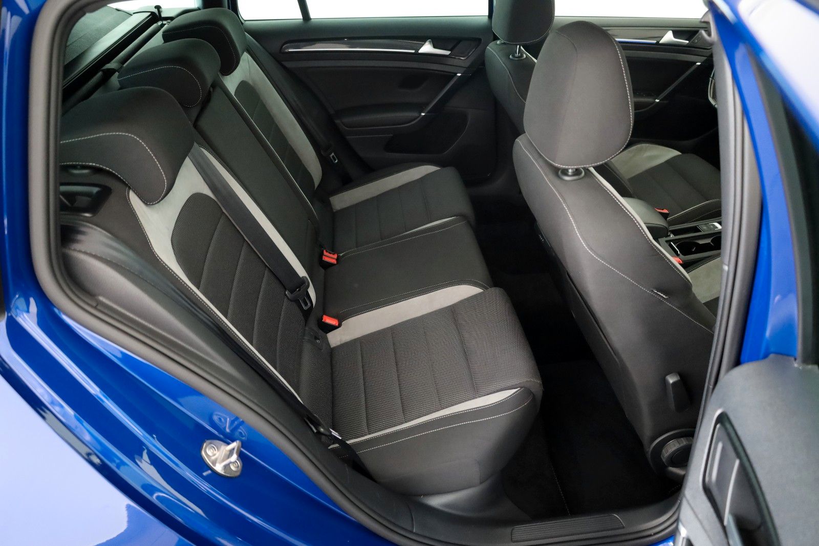 Fahrzeugabbildung Volkswagen Golf VII Variant R 4M Navi,Bi-Xenon,SH,PDC