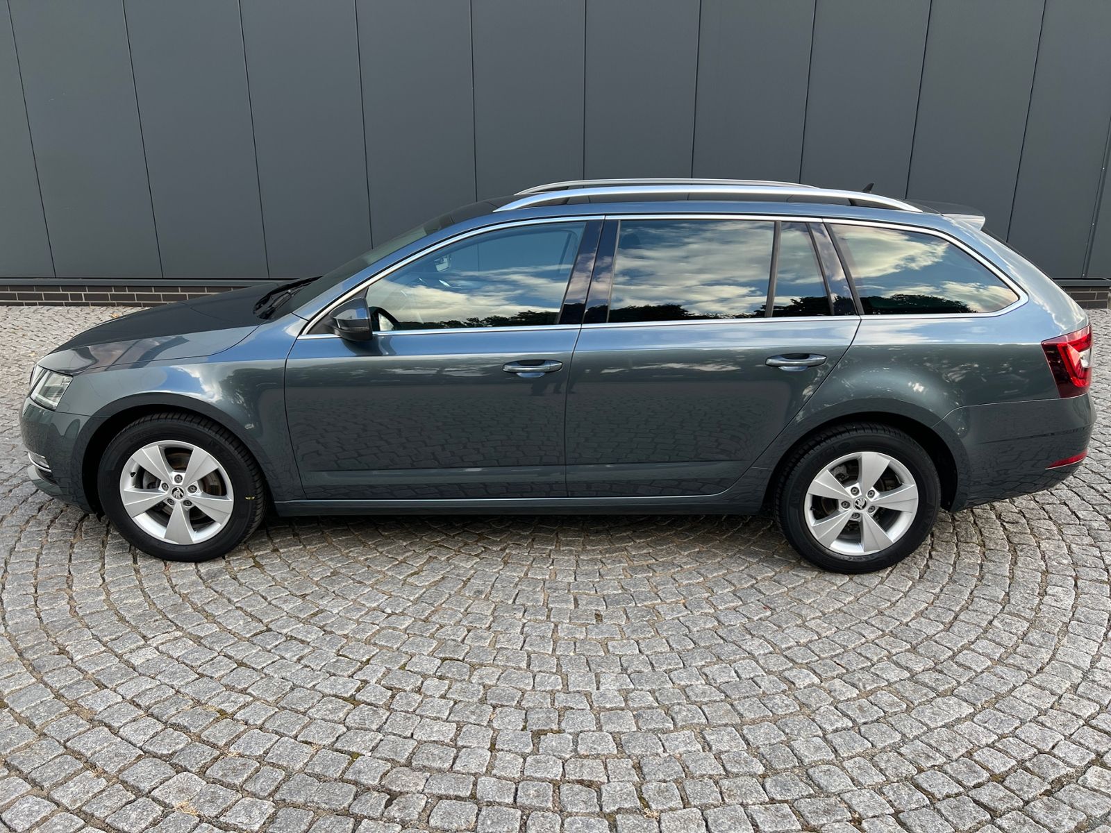 Fahrzeugabbildung SKODA Octavia Combi Style 1.5 TSI DSG ACT *Einparkhilf
