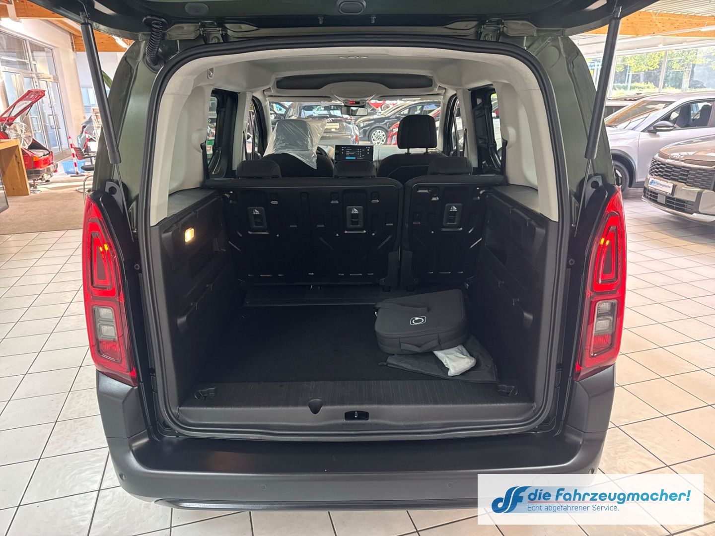 Fahrzeugabbildung Citroën Berlingo Plus Elektro Kombi M LED CarPlay Androi