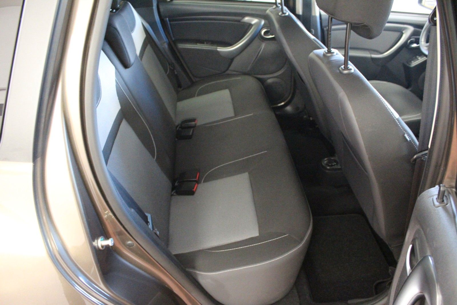 Fahrzeugabbildung Dacia Duster   SCE 115  Laureate   AHK *Navigation*