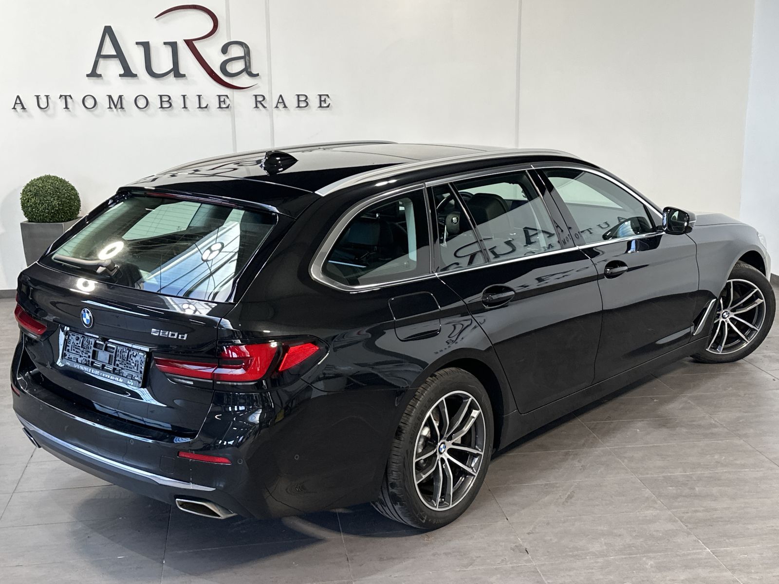 Fahrzeugabbildung BMW 520d Touring Luxury-Line NAV+LASER+PANO+HUD+360°