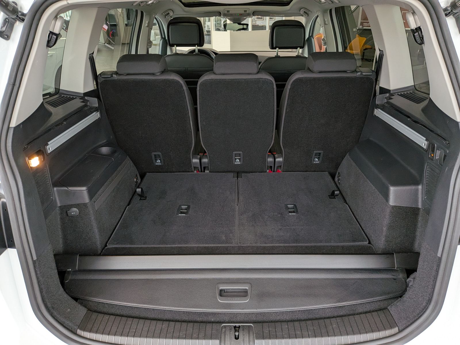 Fahrzeugabbildung Volkswagen Touran 2.0 DSG R-Line High Pano 7-Si IQ AHK VOLL