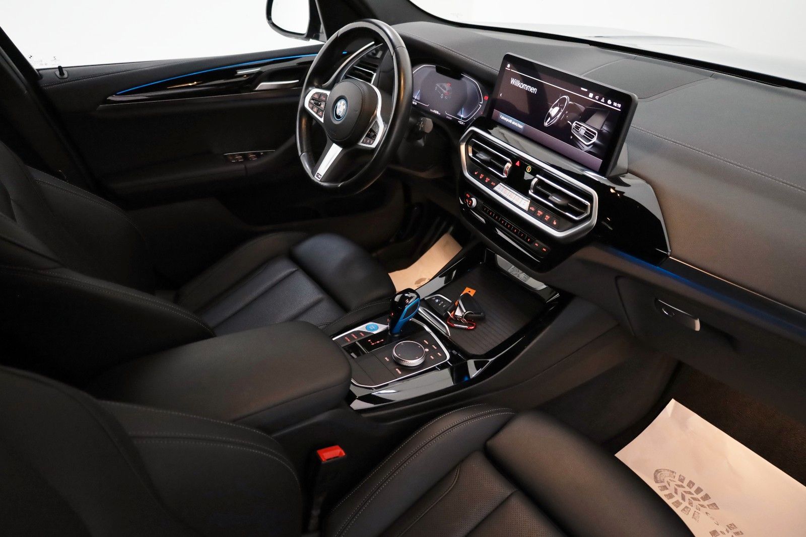 Fahrzeugabbildung BMW iX3 Inspiring,M Sport,Navi,SH,Kamera,ACC,Panoram