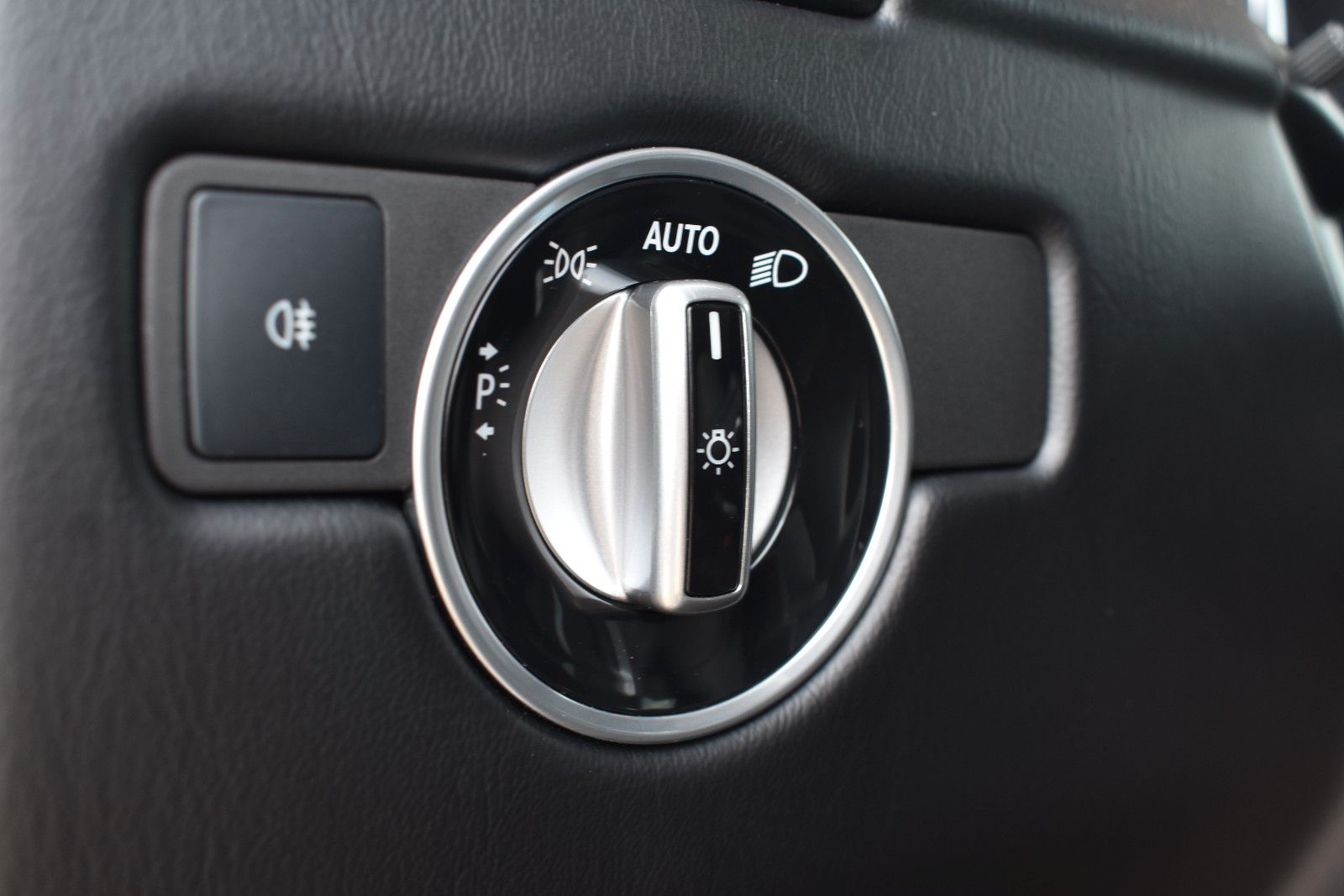 Fahrzeugabbildung Mercedes-Benz G 500 V8 1.HAND/AHK/SD/LEDER/KAMERA/TOTWINKEL