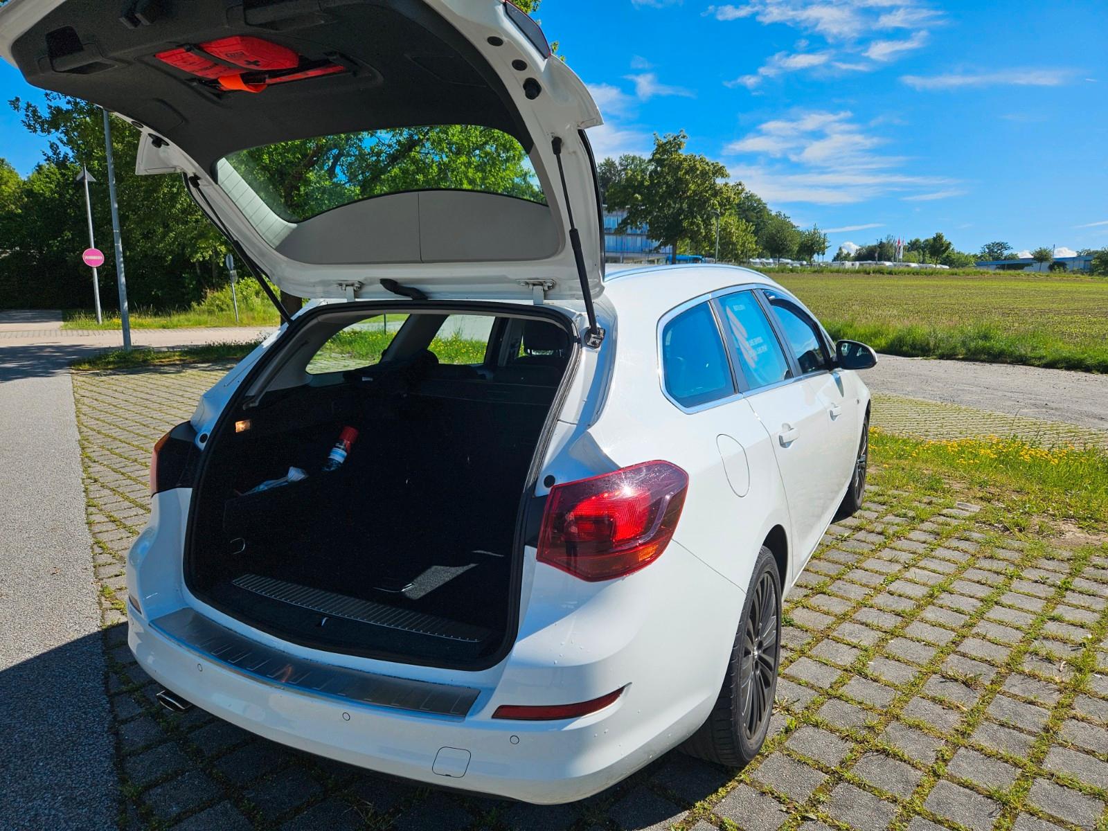 Opel Astra 2012 — photo 5
