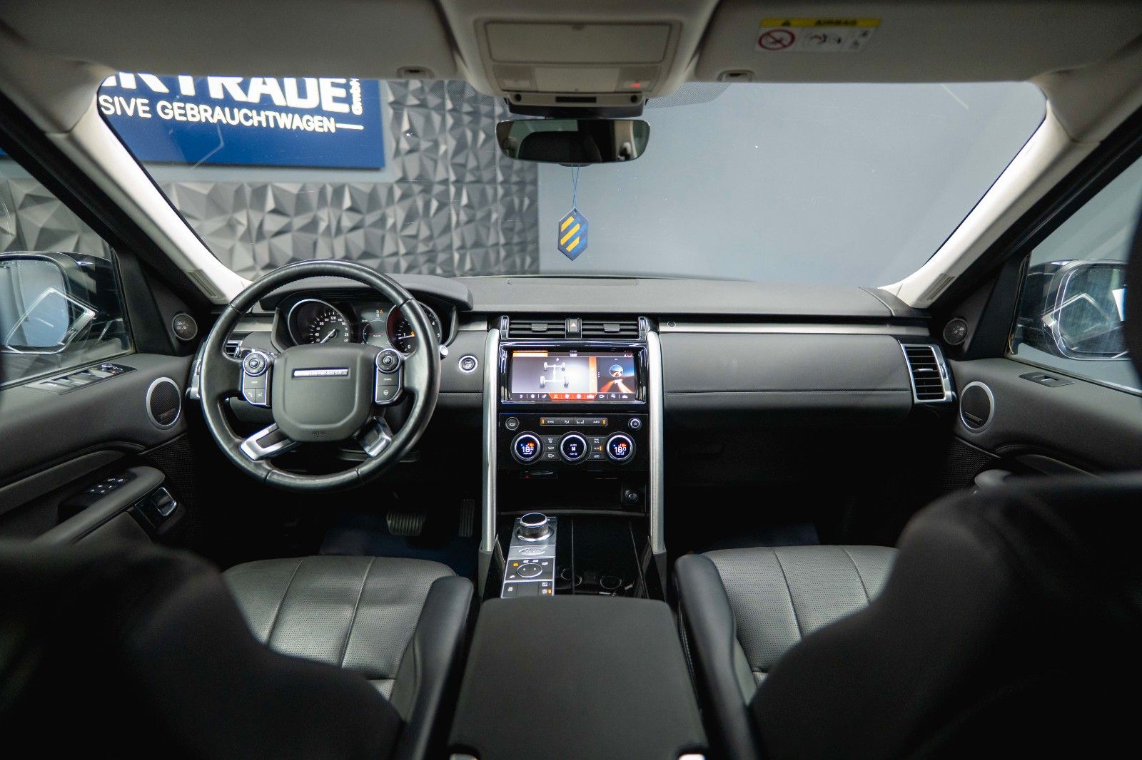 Fahrzeugabbildung Land Rover Discovery 5 2.0 TD SD4 HSE BLACK 4x4 *AHK*LED*