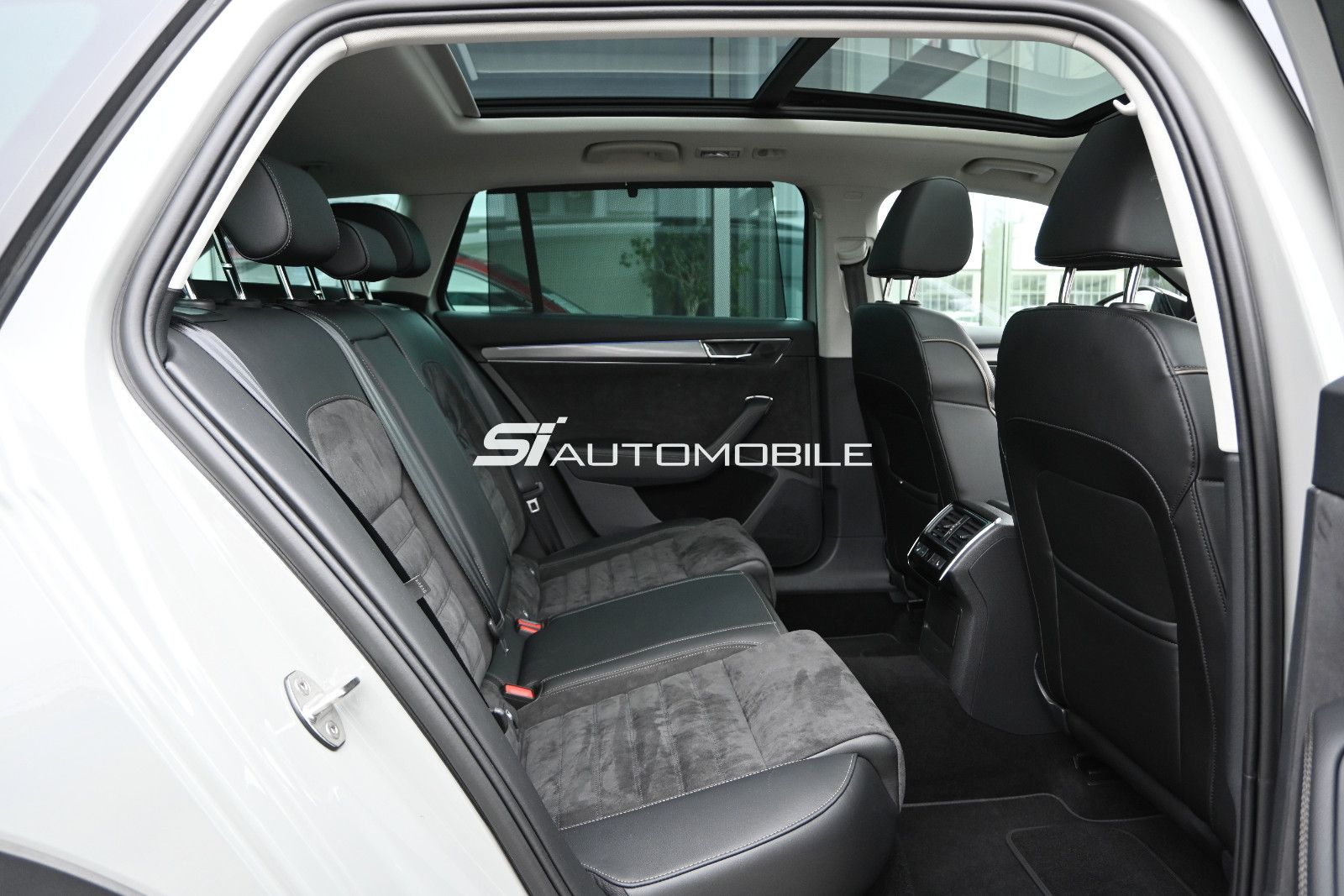 Fahrzeugabbildung SKODA Superb 2.0 TDI DSG 4x4 SCOUT Combi °ACC°AHK°STHZ