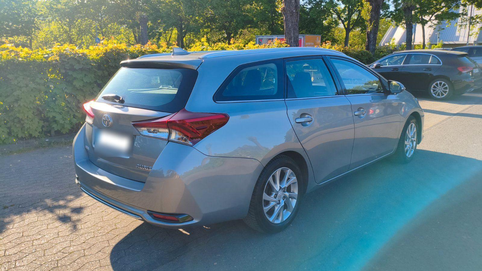 Toyota Auris 2015 — interior