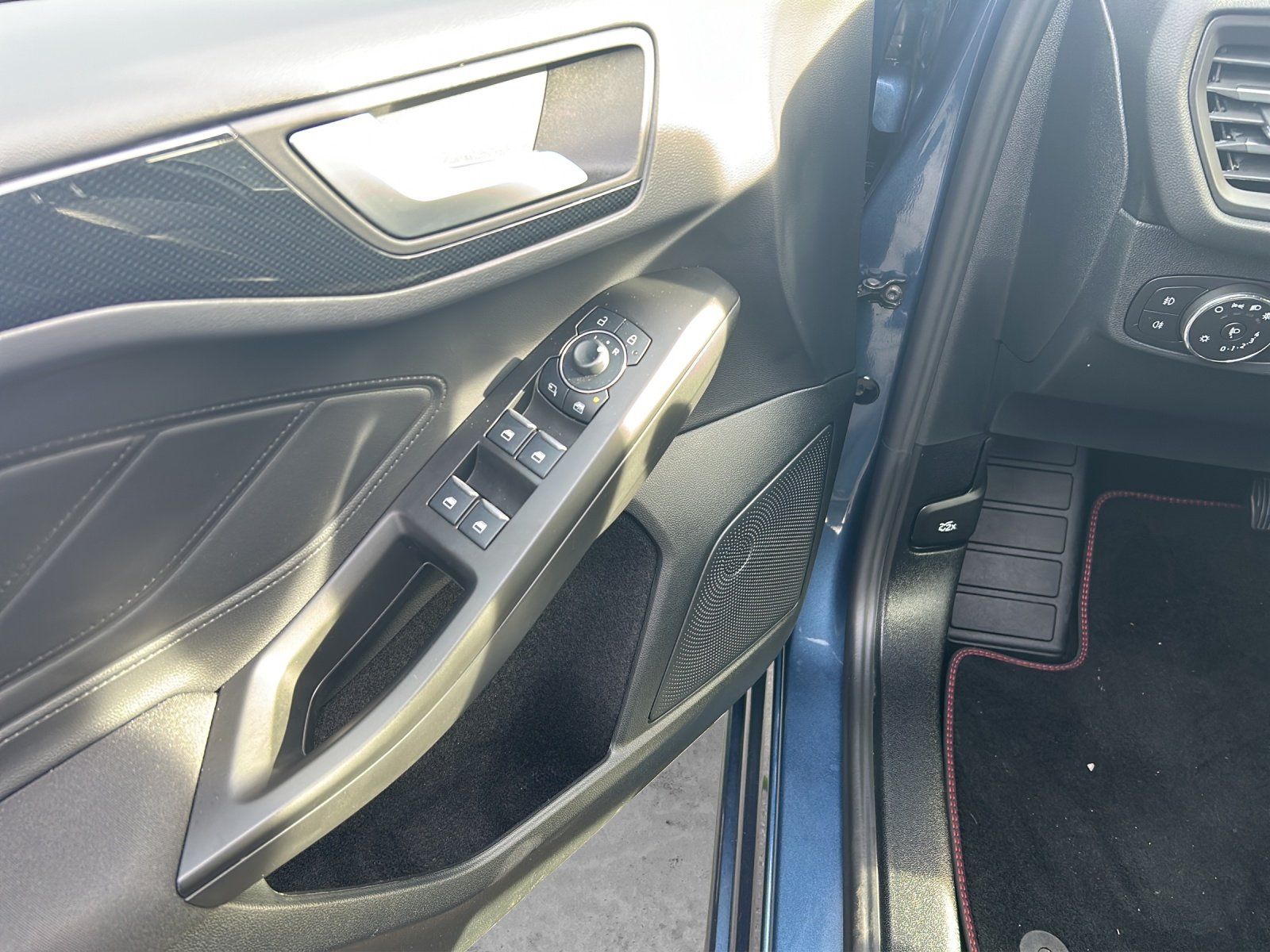 Fahrzeugabbildung Ford Focus 1.0 ST-Line X Aut./LED/ACC/AHK/KAMERA/NAVI