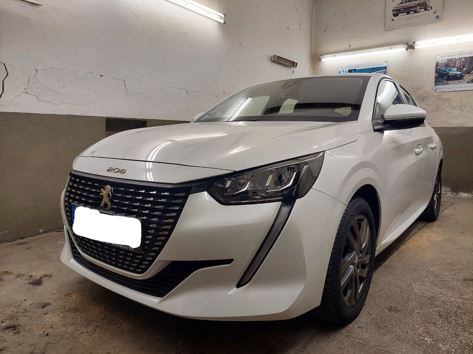PEUGEOT 208