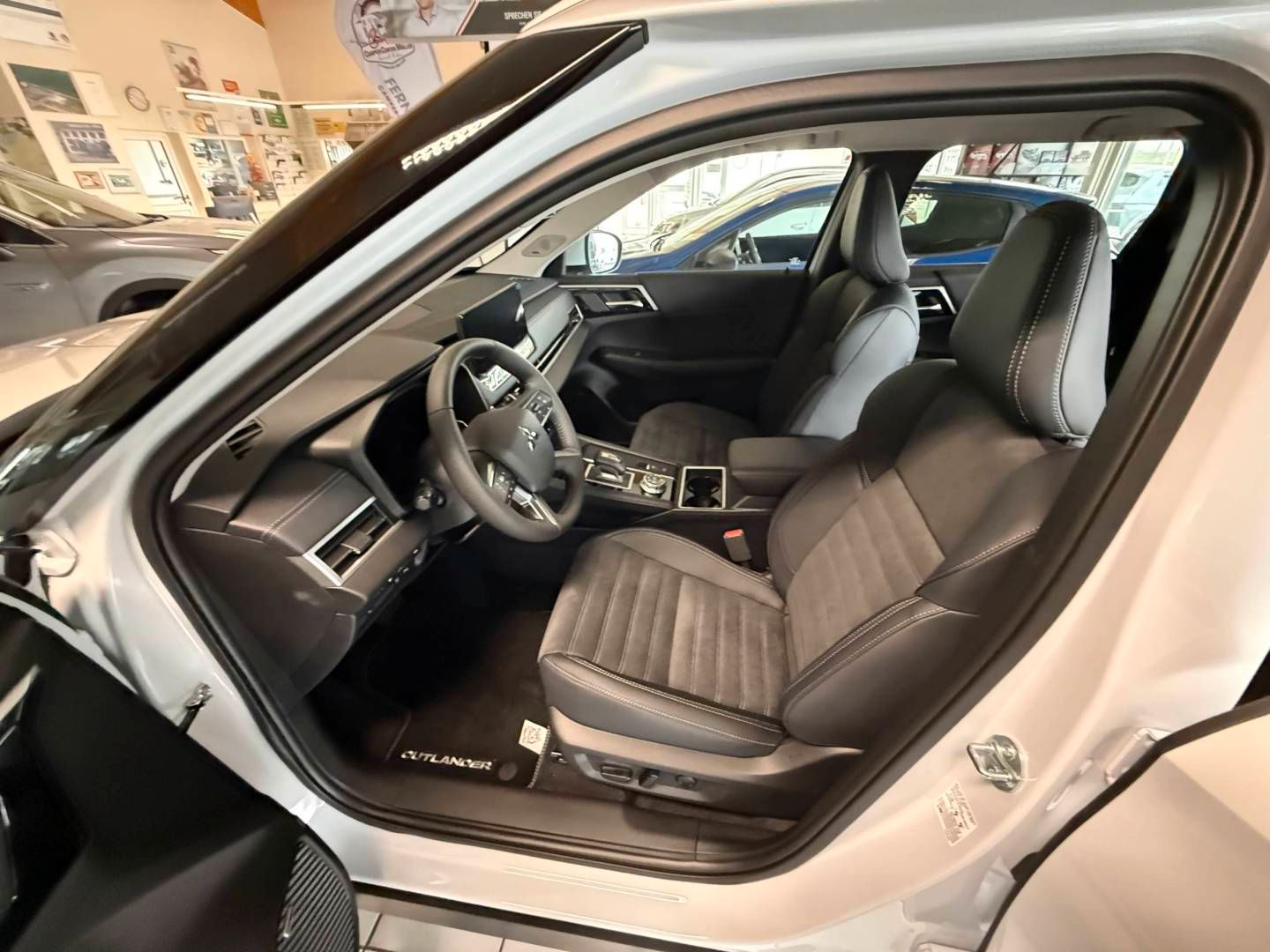 Fahrzeugabbildung Mitsubishi Outlander Plug-in Hybrid Intro Edition 2.4 MIVEC