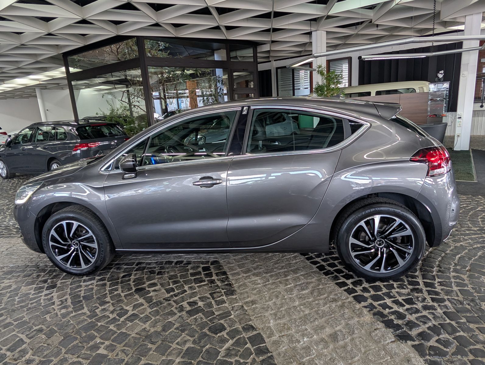 Fahrzeugabbildung DS Automobiles DS4 1.2 PureTech Basis MFL KAM TEMP SHZ PDC ALU1