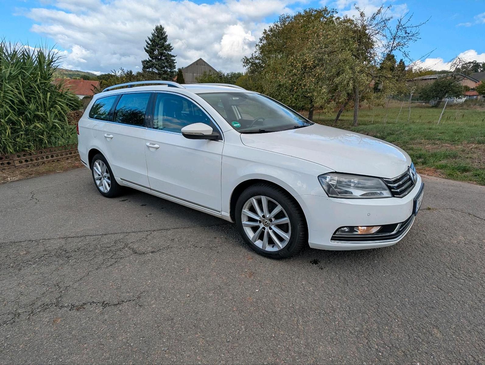 Volkswagen Passat 2011 — rear view