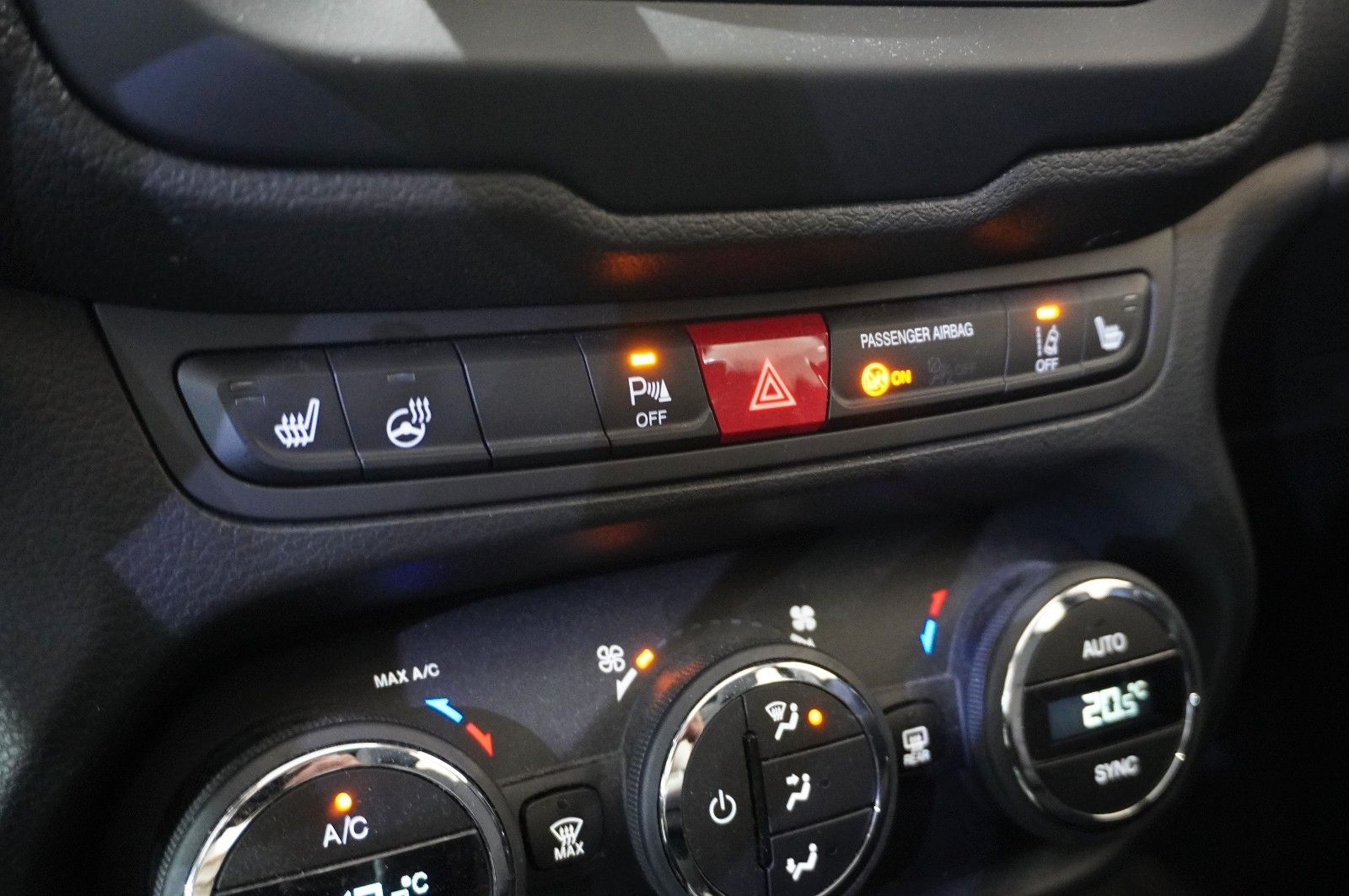 Fahrzeugabbildung Jeep Renegade 1.4 LIMITED 4WD BI-XENON/SHZ/PANO./DAB+