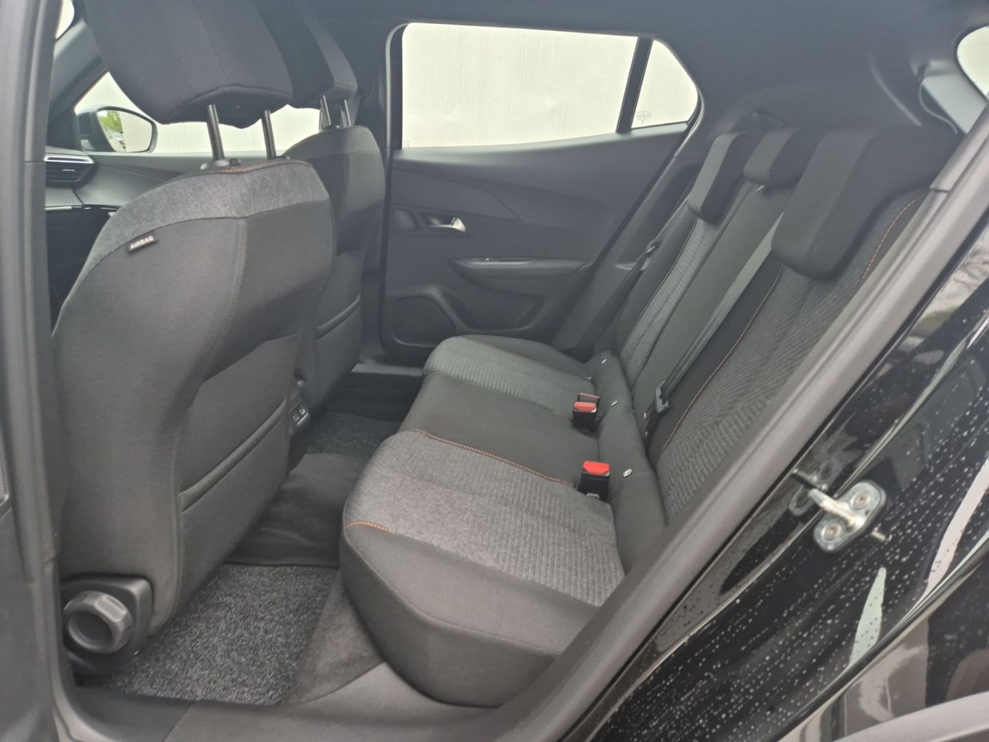 Fahrzeugabbildung Peugeot 2008 Elektro 136 LED CarPlay Klimaautom SHZ
