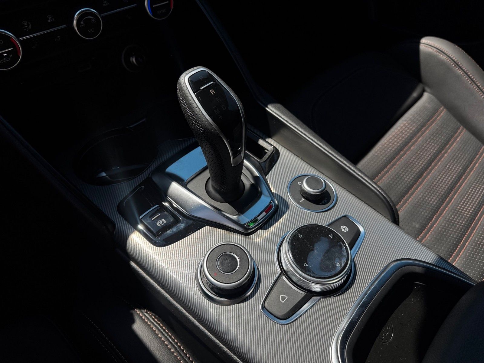 Fahrzeugabbildung Alfa Romeo Giulia INTENSA 2.0 280PS NAVI HARMAN KAM MEMORY