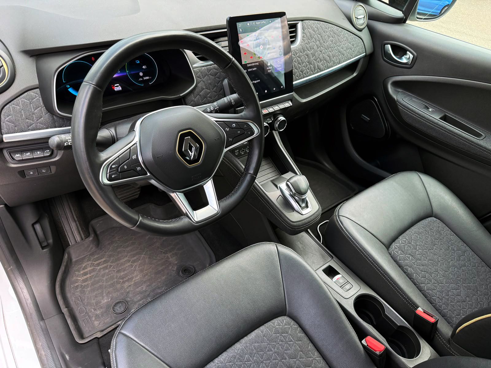 Fahrzeugabbildung Renault ZOE R135 Iconic 52kWh KAM NAV BOSE SHZ PDC LED
