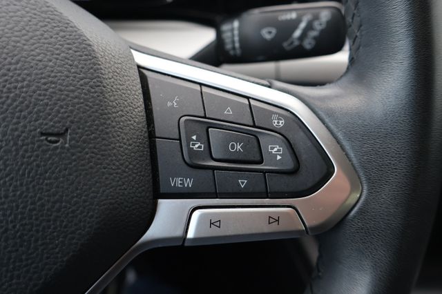 Volkswagen Golf VIII 2.0 TDI Life AID+LED+CARPLAY+AMBIENT