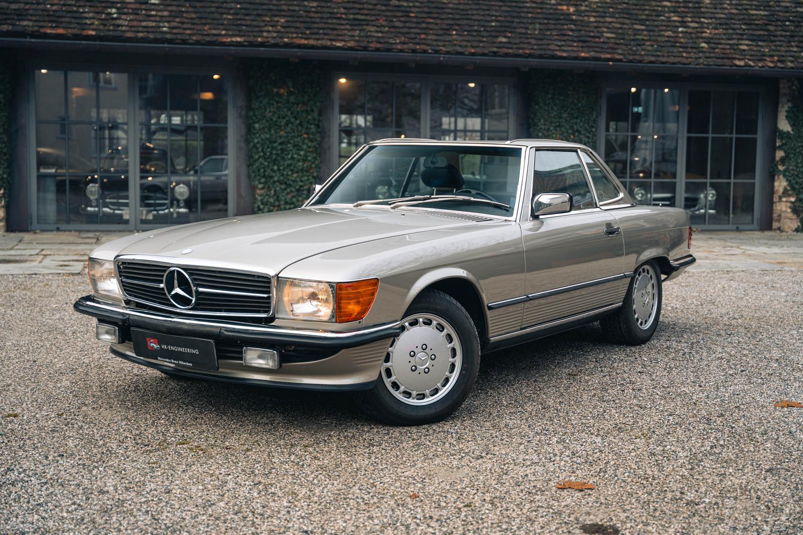 Mercedes-Benz 560 SL in Rauchsilber-met. - nur 2 Besitzer