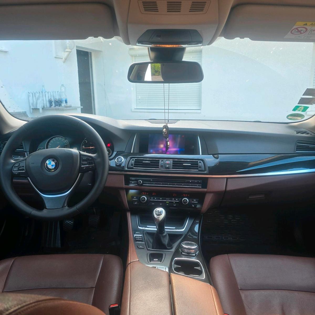 BMW 525 2015 — interior