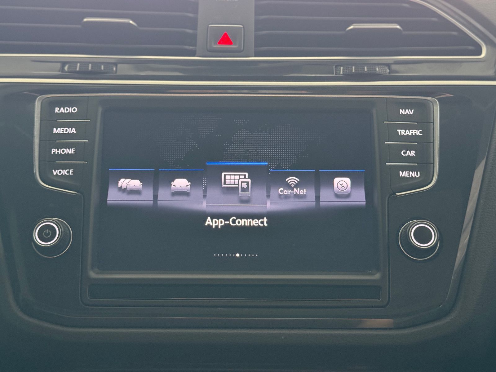Fahrzeugabbildung Volkswagen Tiguan DSG 4MO 3X R-LINE PANO MEMORY BLACK STYLE