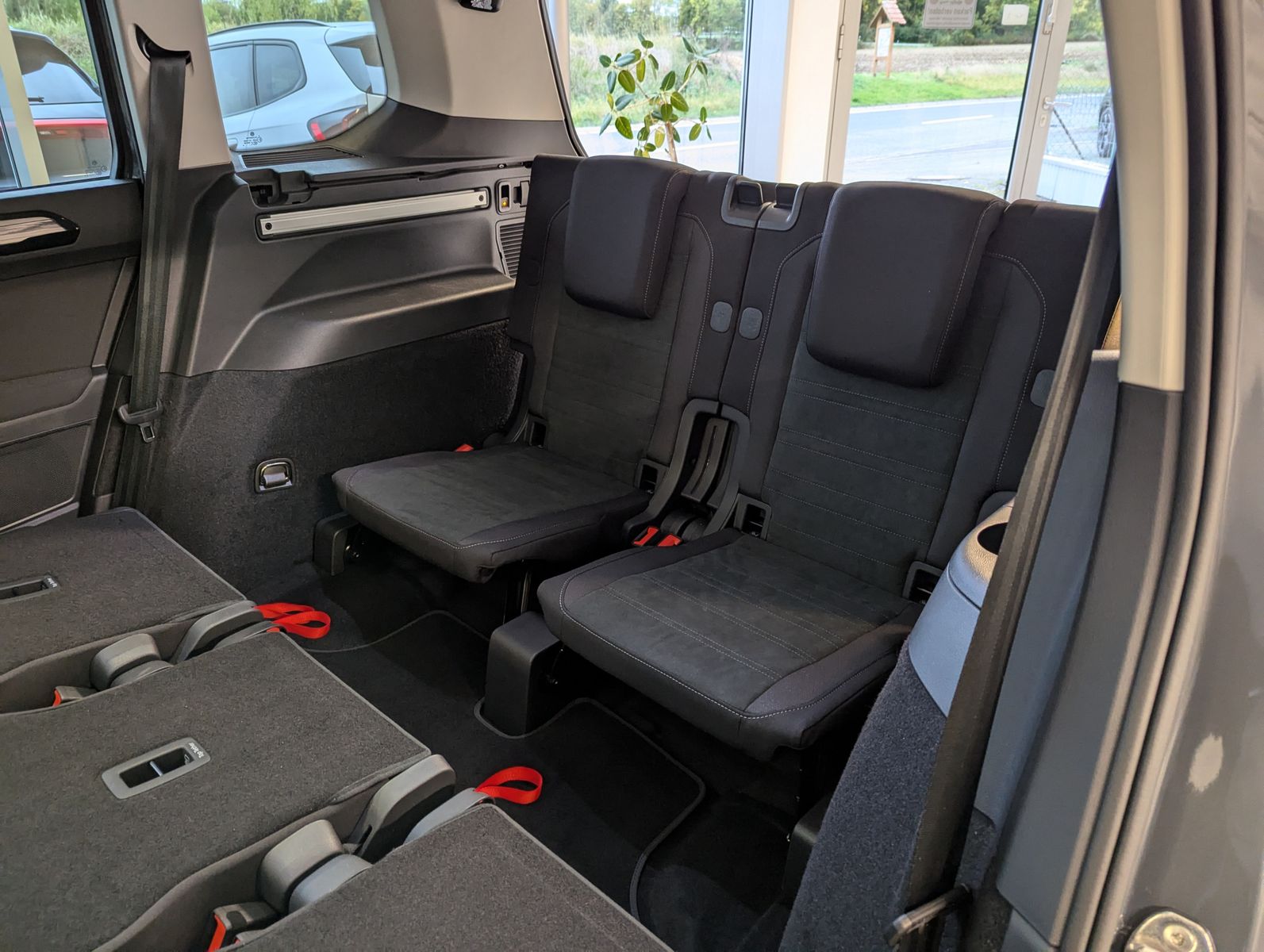 VW Touran 2.0 DSG R-Line High. Pano 7-Si IQ.Dri AHK - Image 17