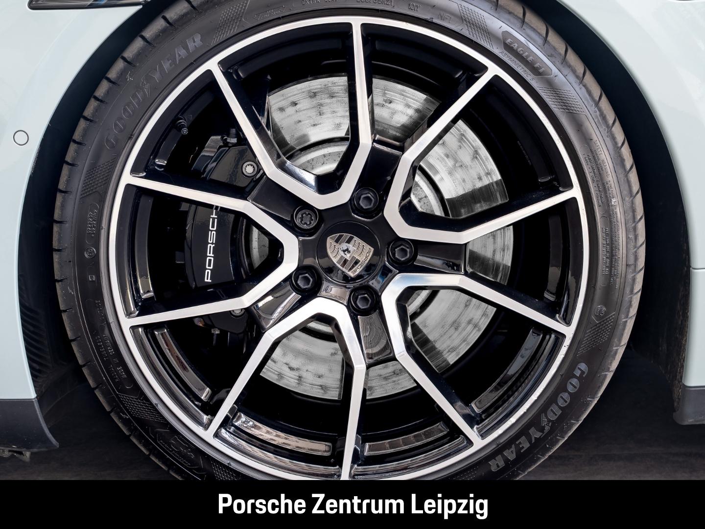 Porsche Taycan Turbo Burmester ActiveRide Nachtsicht