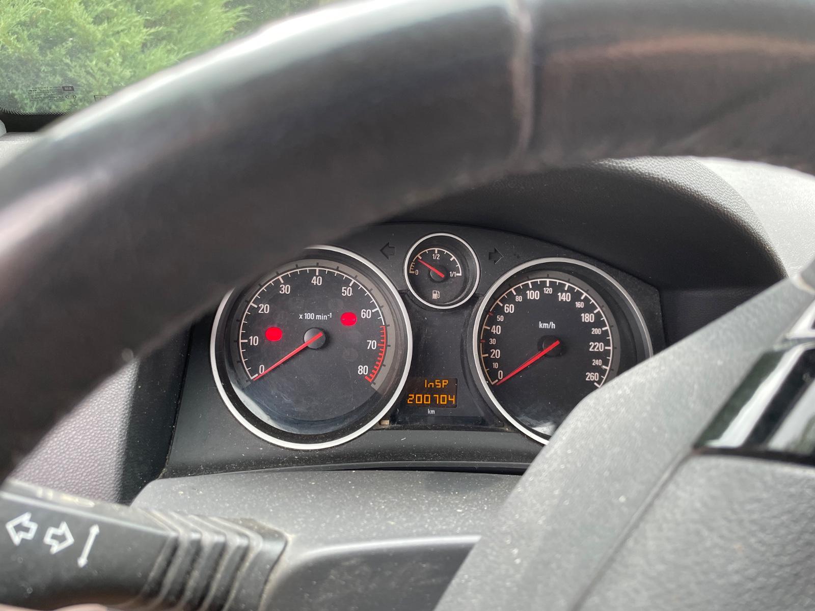Opel Astra 2010 — photo 7