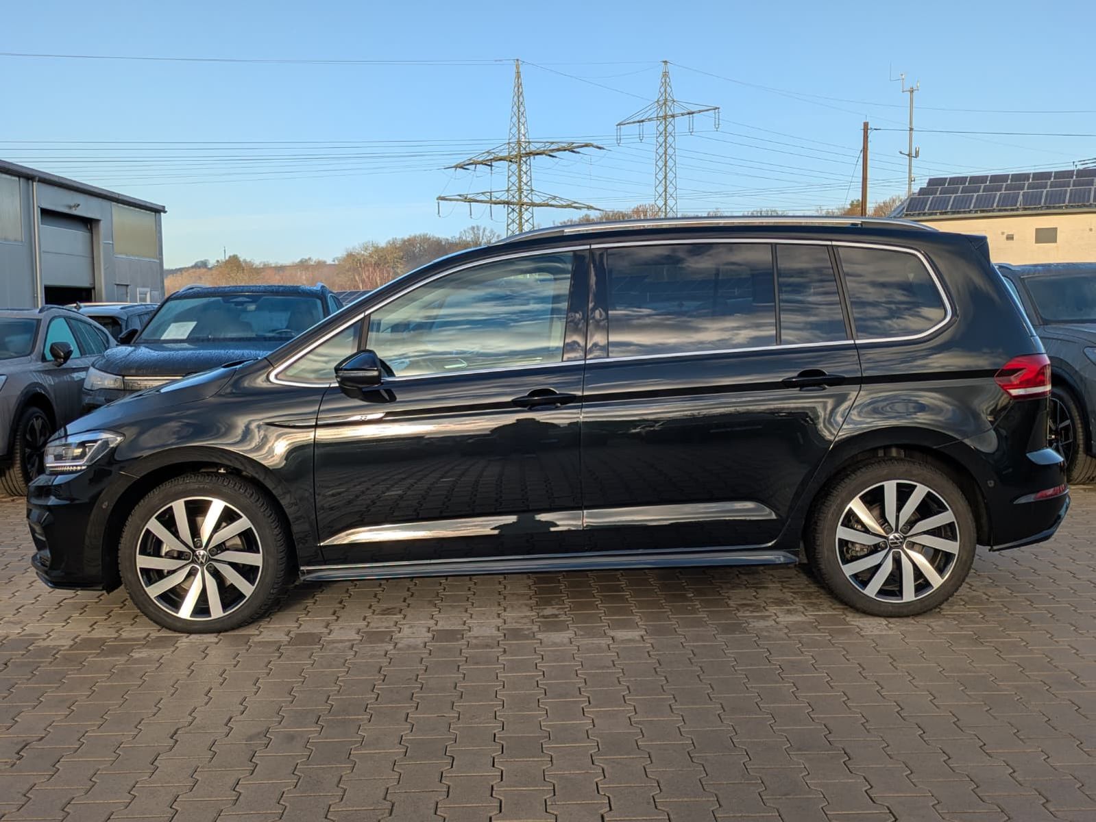 Fahrzeugabbildung Volkswagen Touran 2.0 DSG R-Line High. Pano 7-Si IQ.Dri AHK