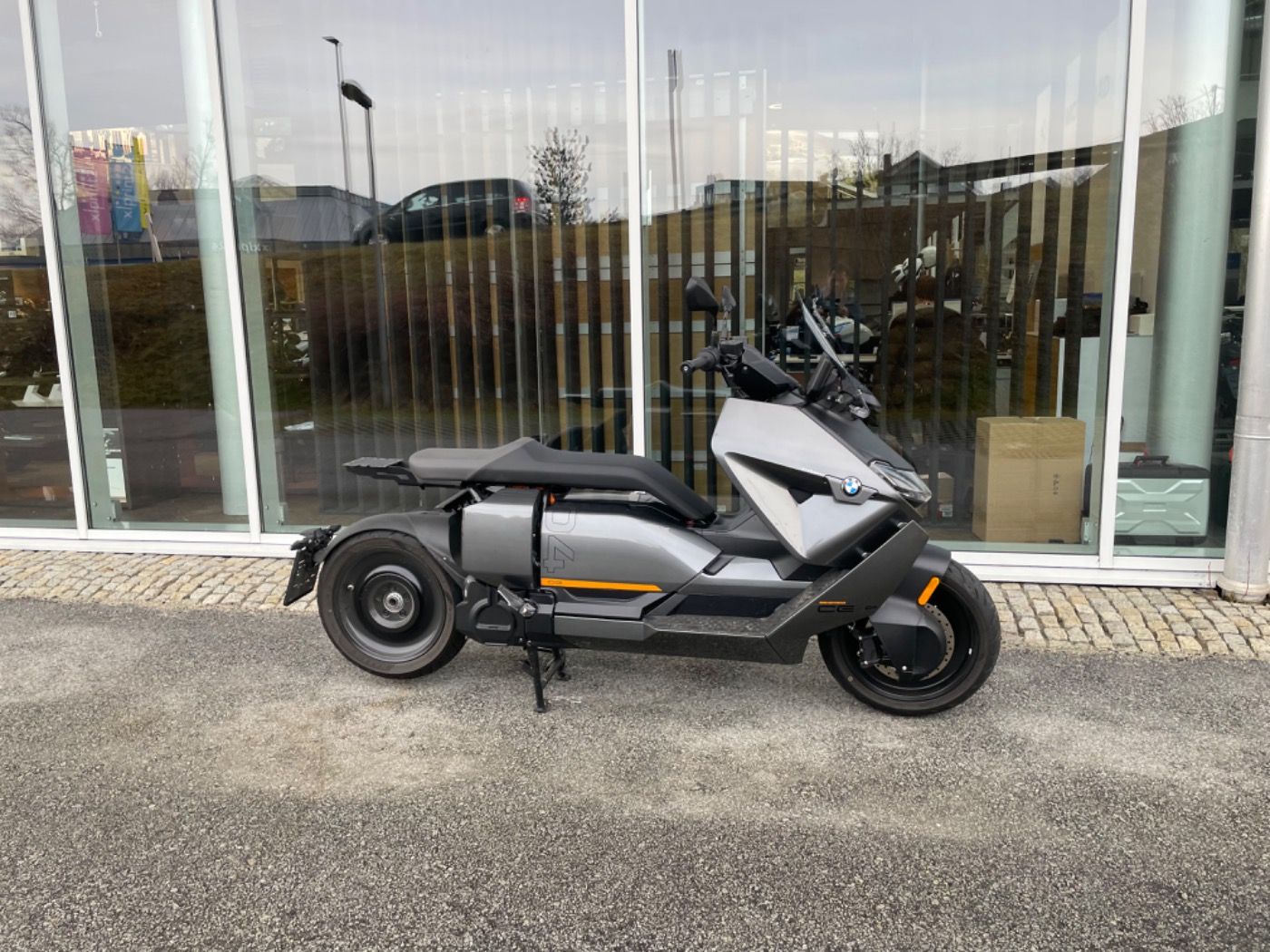 Fahrzeugabbildung BMW CE 04 Avantgarde mit Topcaseträger