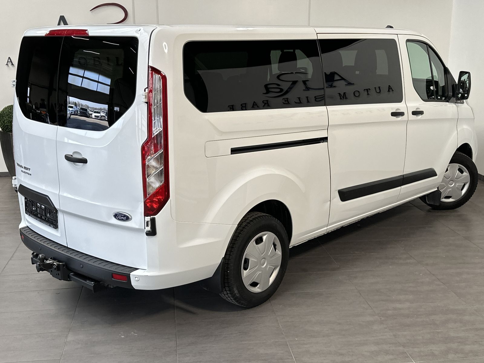 Fahrzeugabbildung Ford Transit Custom 340 L2H1 9-Sitzer AHK+TEMPOMAT+PP