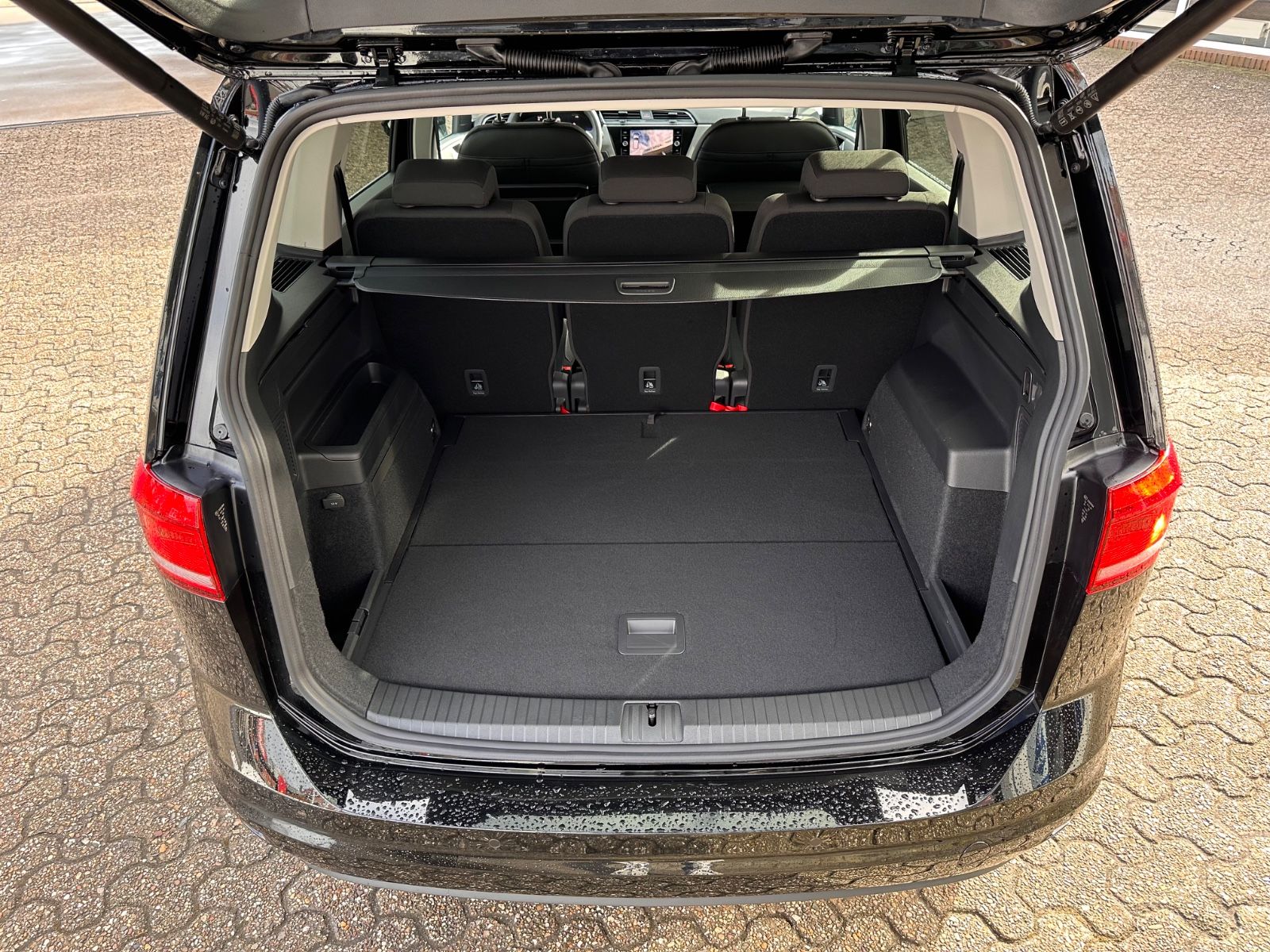 Fahrzeugabbildung Volkswagen Touran Comfortline 1.5 TSI DSG AHK/LED/Navi/SHZG