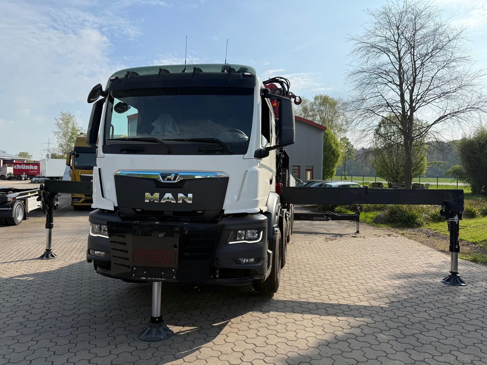 Fahrzeugabbildung MAN 35.520 8x4 Kran Fassi F800, OHNE ABSTÜTZÜBERWACH